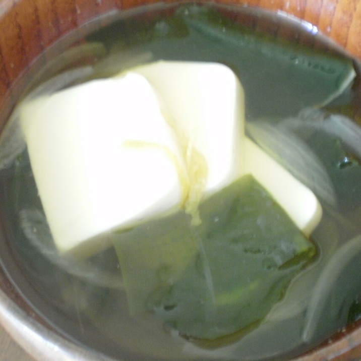 豆腐とわかめ玉ねぎの澄まし汁